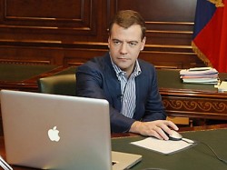Медведев вступит в борьбу с хакерами